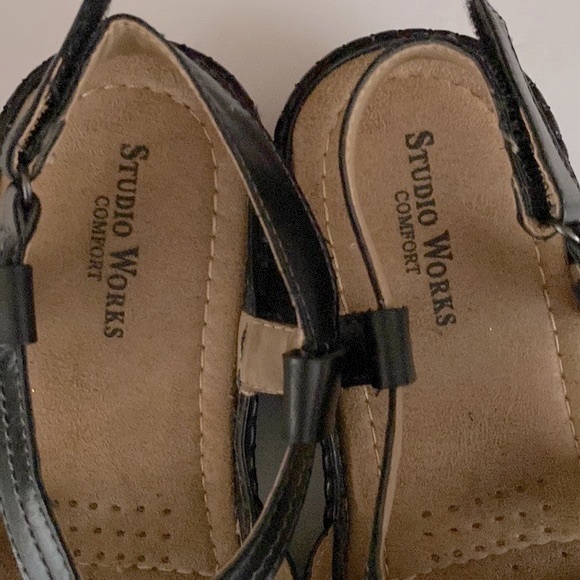 Studio Works comfort MARYBELLE black hook & loop sandals side scratch size 8M 🌹 - Picture 5 of 10